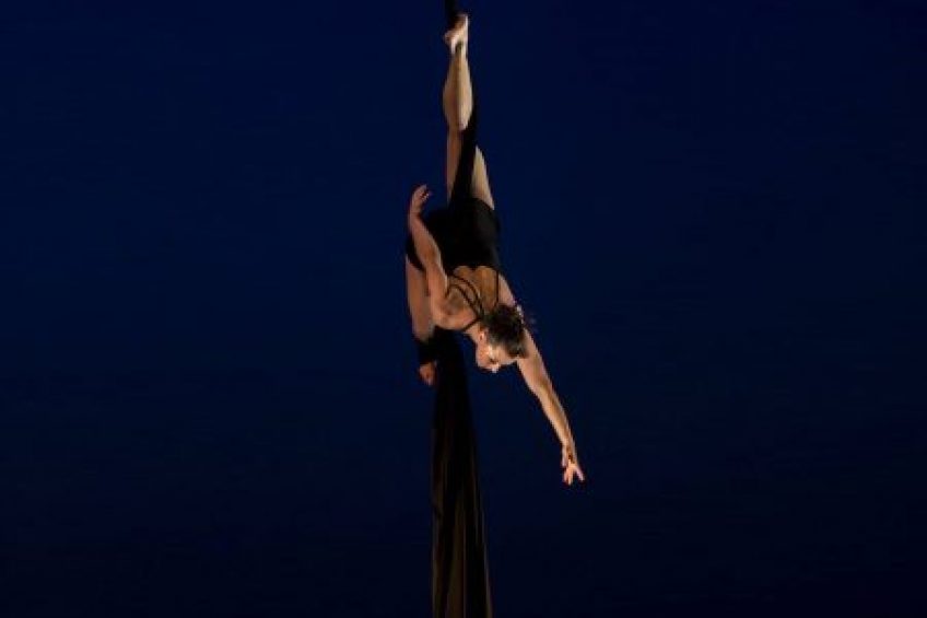 L’acrobate et danseuse aérienne Emilie Sornay 